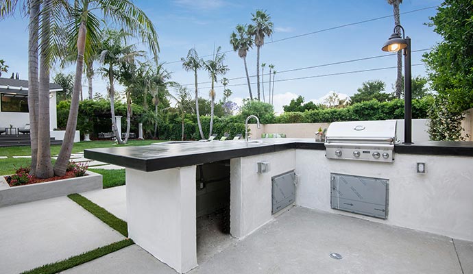 Modern outdoor kitchen